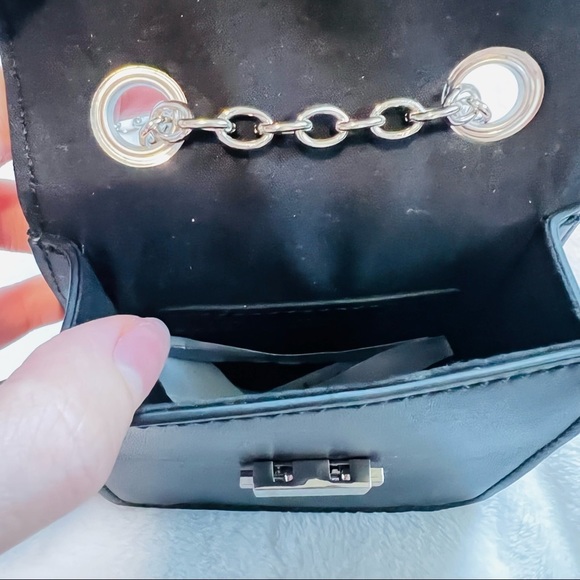 WHO What Wear Balia cross body bag with chain strap in black - Picture 6 of 7